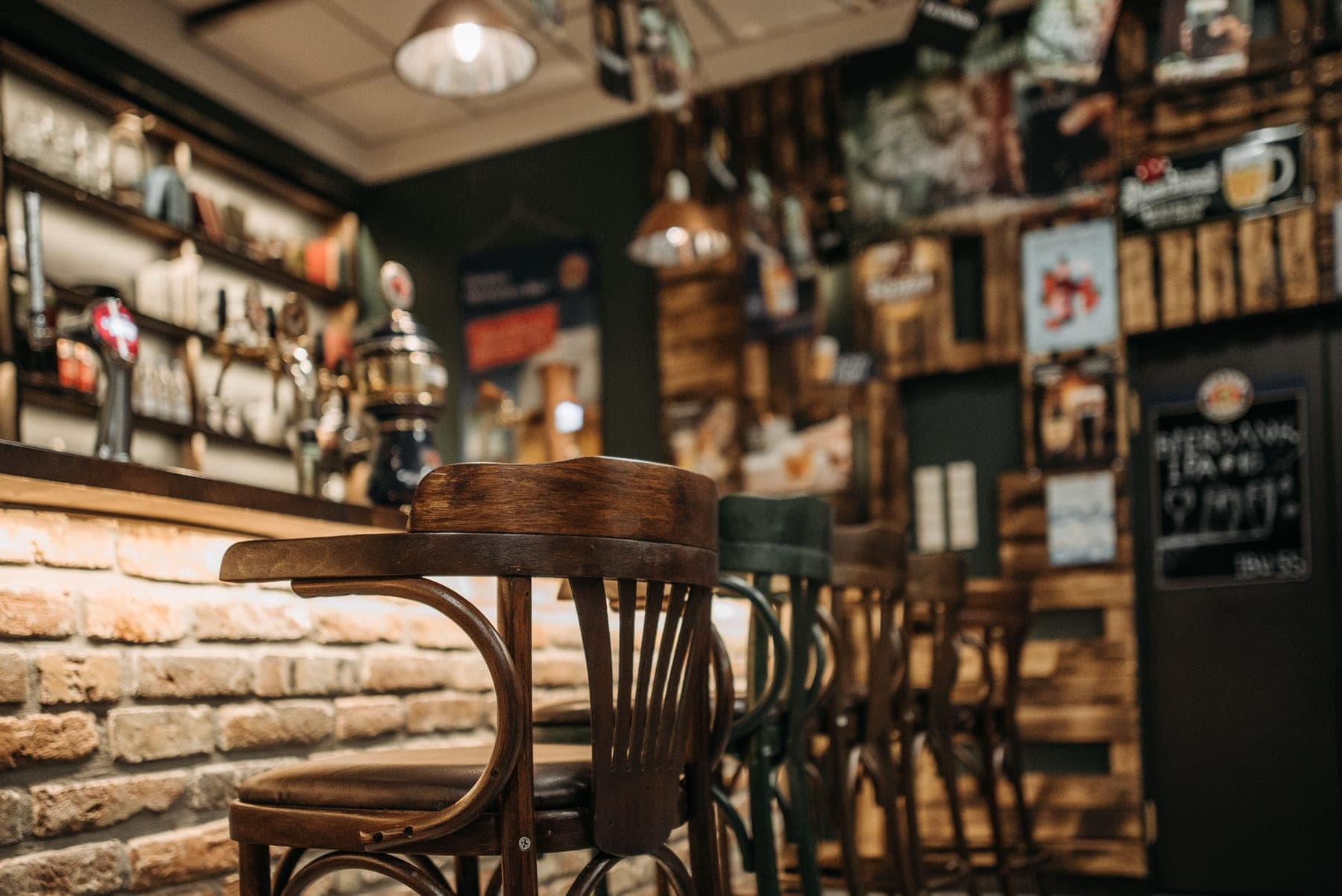 La salle du bistrot en soirée, tables de bois et lumière basse